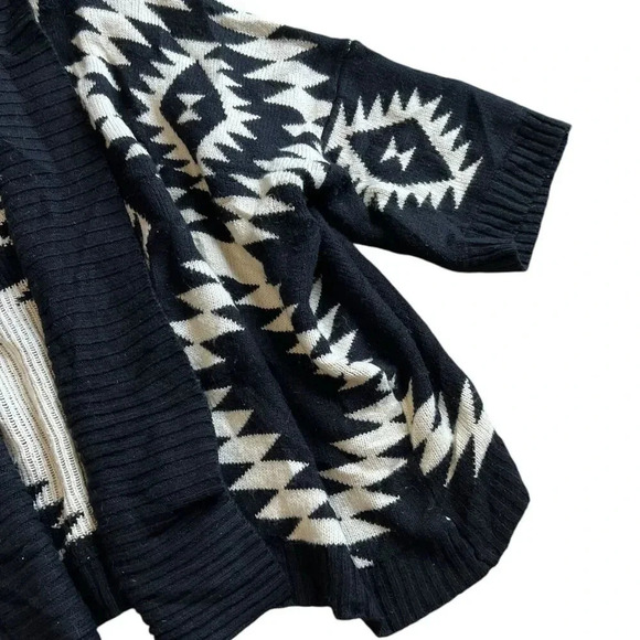 Forever 21 Black Aztec Print Open Front Shawl Cardigan S - Picture 2 of 4